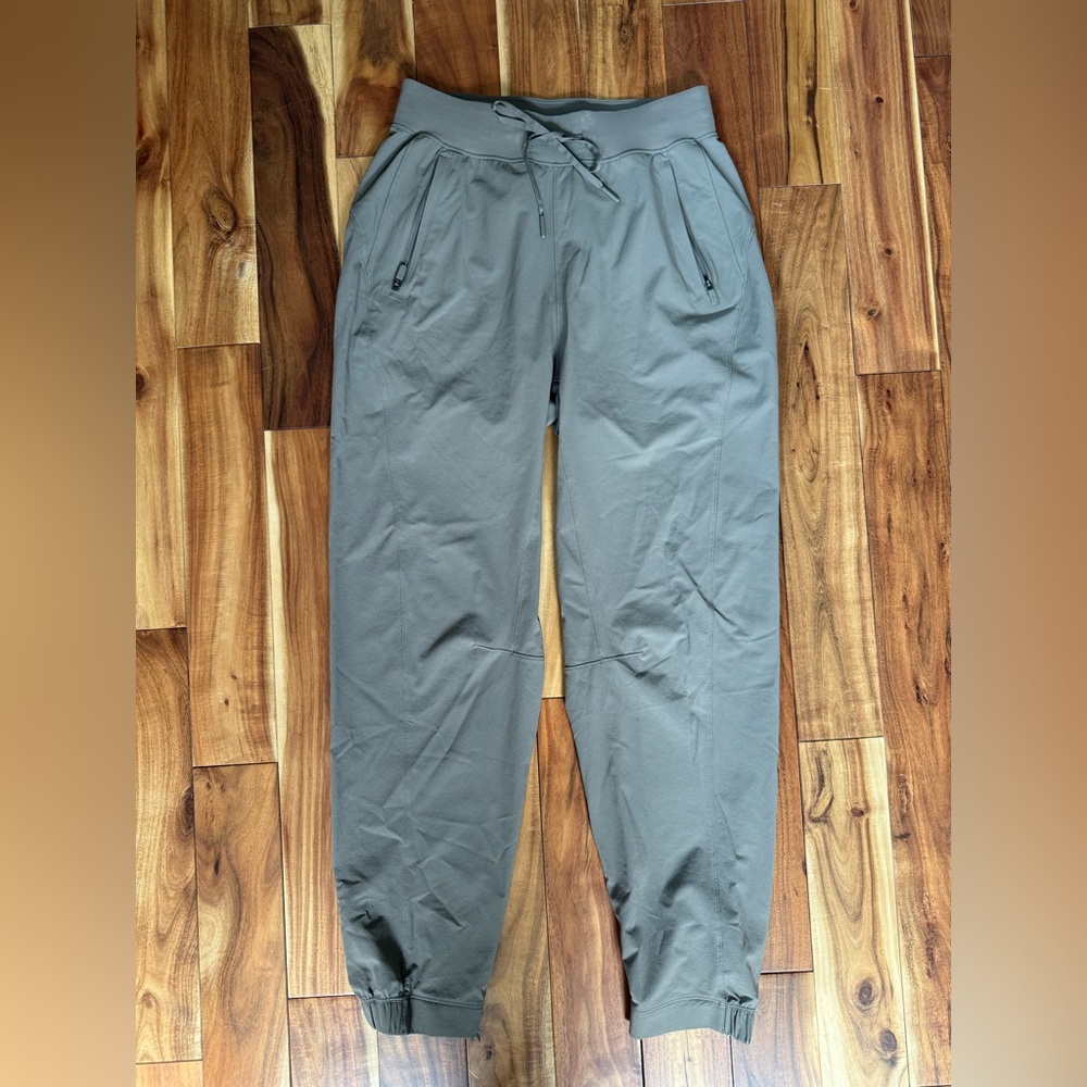 lululemon women's olive/grey joggers/dance size 6